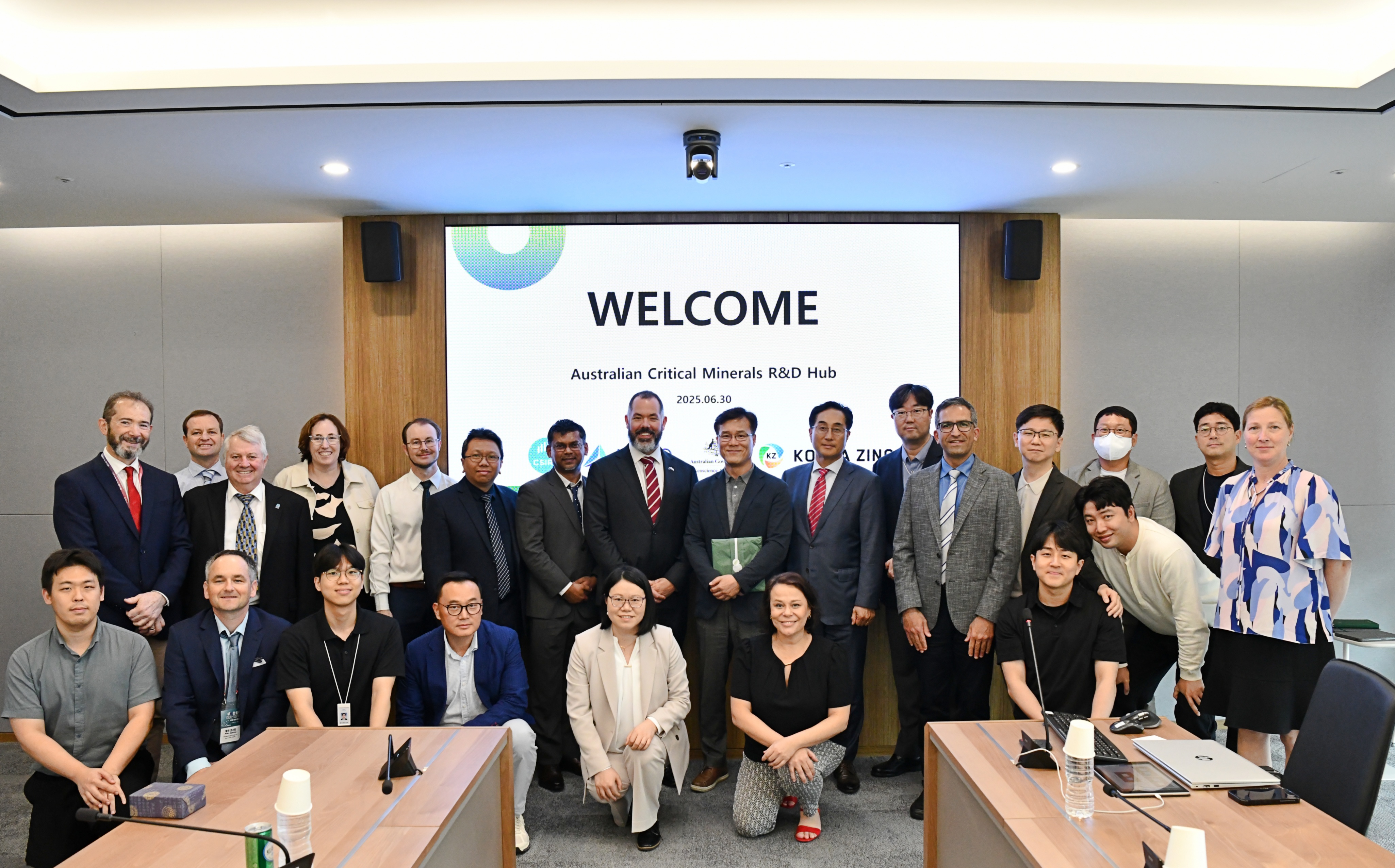 고려아연과 호주 핵심광물 R&D 대표단이 협력 논의를 위한 미팅을 마친 뒤 기념촬영 하는 모습 (사진=고려아연 제공)