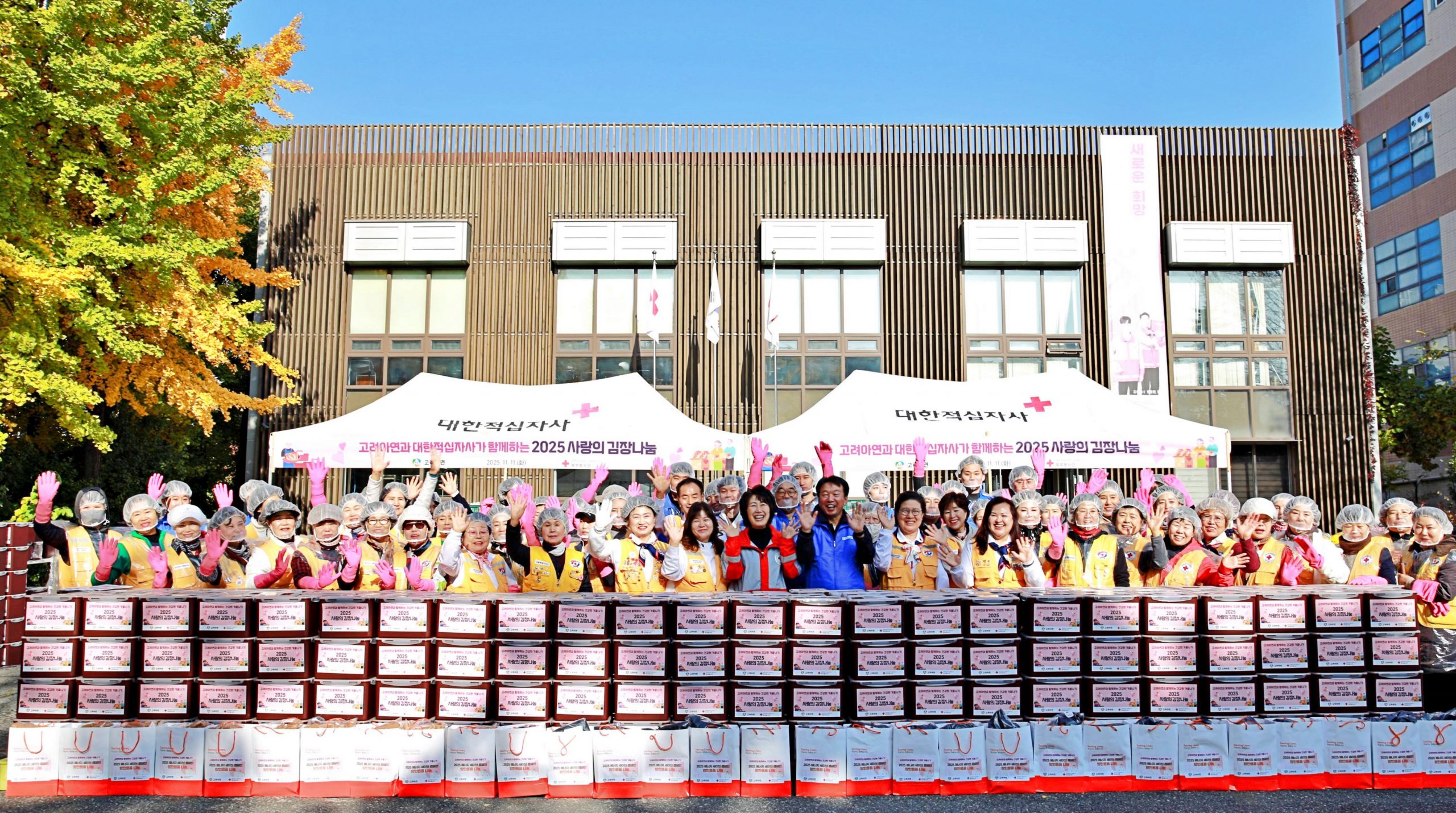 [사진] 정무경 고려아연 사장(앞줄 가운데 오른쪽)과 허혜숙 대한적십자사 서울지사 사무처장(앞줄 가운데 왼쪽)