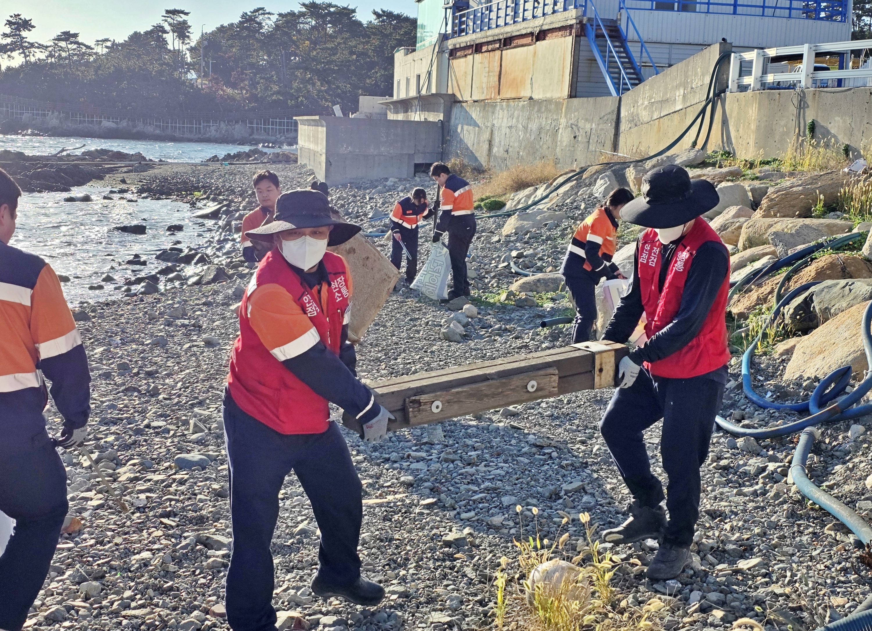 [사진2] 김상동 고려아연 노조 사무국장(가운데) 등 노사가 합심해 반려해변 정화활동을 하는 모습(사진=고려아연)
