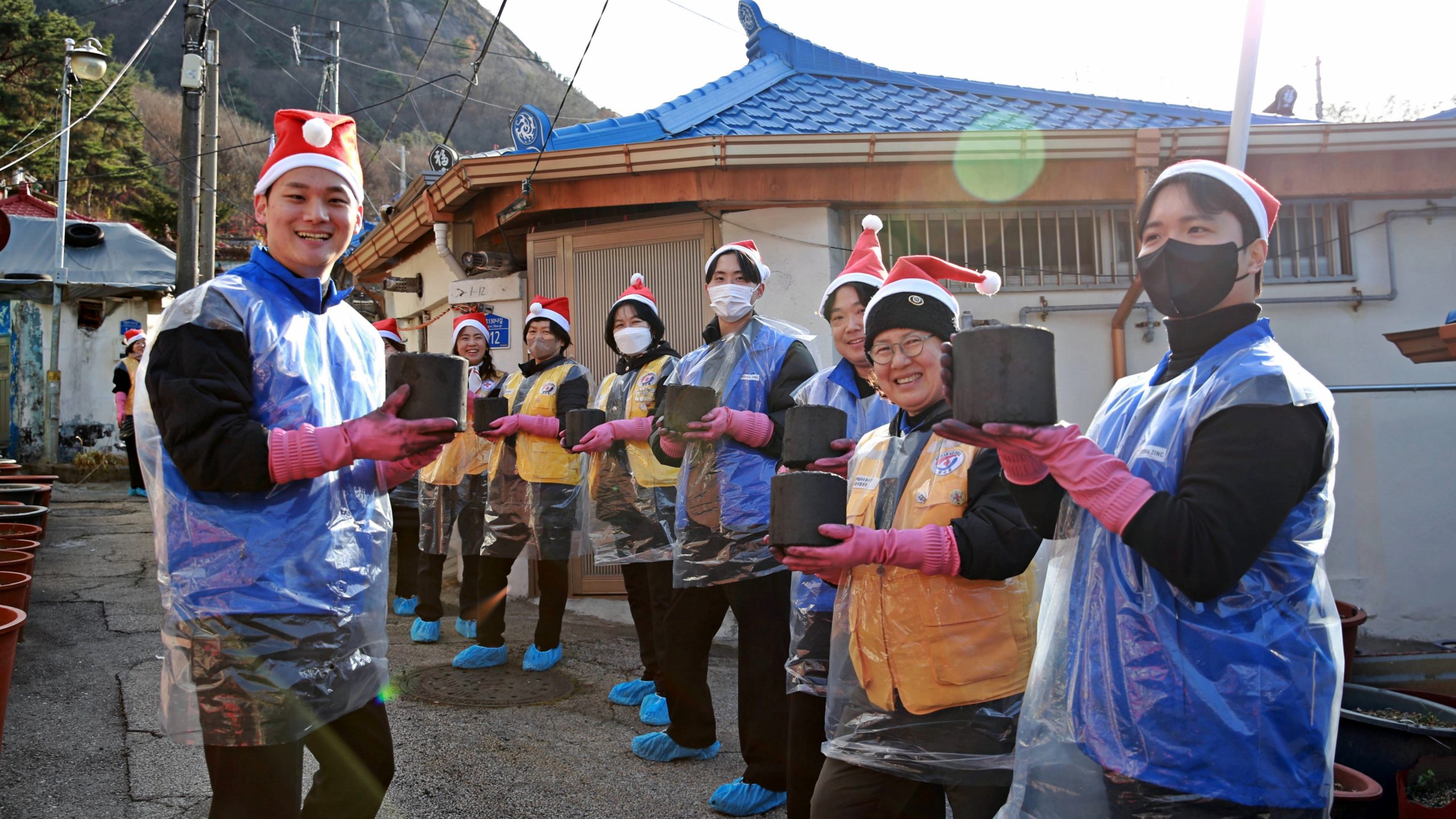 [사진2] 고려아연과 계열사(서린정보기술·케이지트레이딩) 임직원들이 적십자사 봉사원들과 연탄나눔 봉사활동에 참여했다.(왼쪽 2번째 김명희 적십자사봉사회 노원지구협의회장. 사진=고려아연)