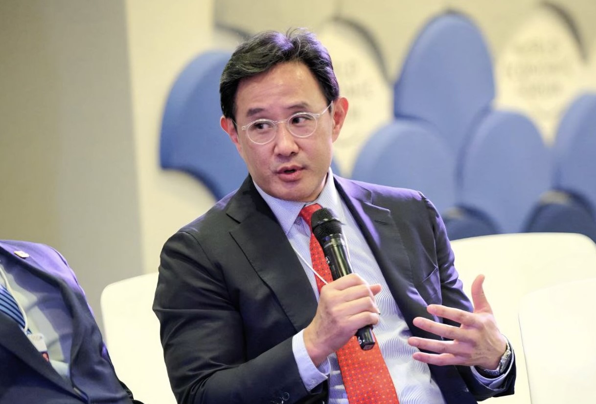 [사진1] 최윤범 고려아연 회장이 지난 19일부터 23일까지 열린 다보스포럼에 참석해 글로벌 핵심광물 공급망의 미래 방향성을 제시했다. 21일 열린 핵심광물 분야의 전략적 파트너십과 투자 세션에 최 회장이 공식 연사로 나서 발언하고 있다.