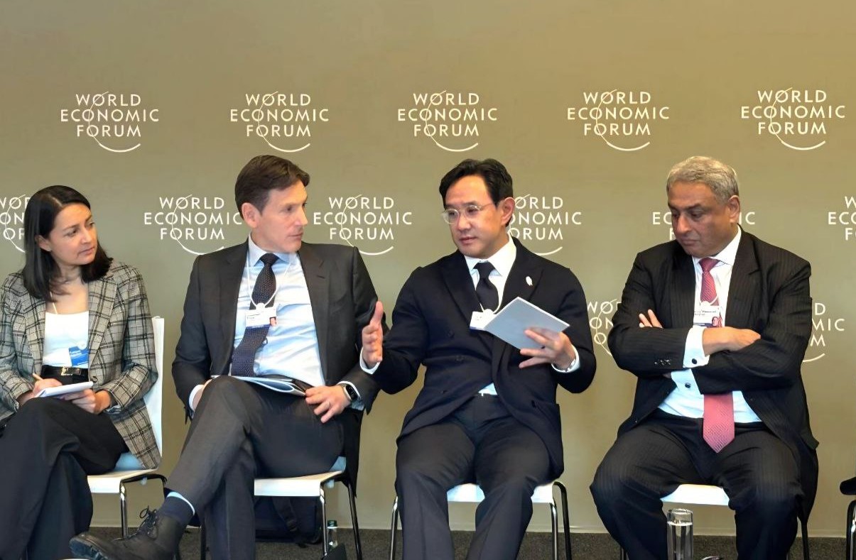 [사진2] 최윤범 고려아연 회장(우측 2번째)과 조나단 프라이스 텍리소스 CEO(좌측 2번째) 등 글로벌 기관 및 기업 관계자가 22일 개최된 다보스포럼 광업 및 금속 관리자 미팅 세션에 참석한 모습.