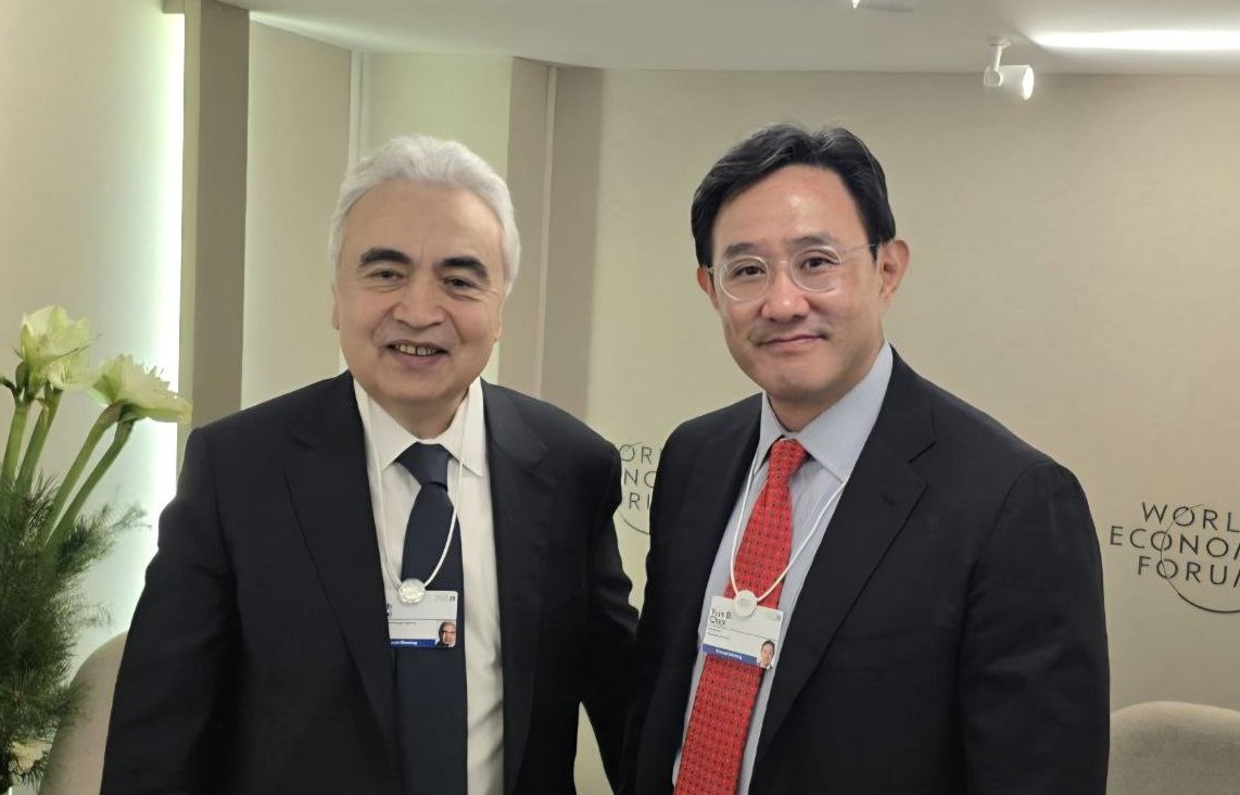 [사진3] 최윤범 고려아연 회장(우)과 파티 비롤 국제에너지기구(IEA) 사무총장