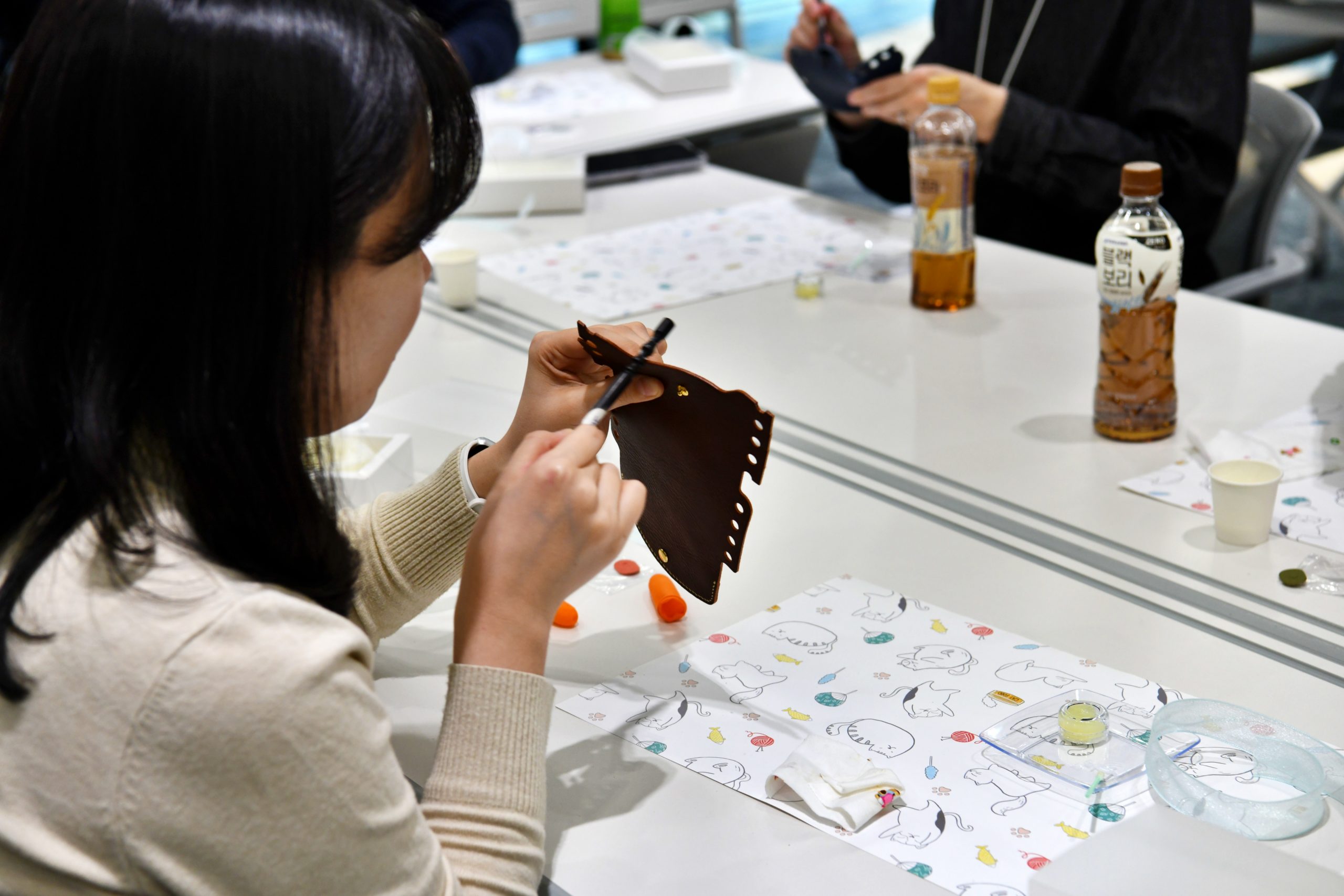 [사진2]고려아연 직원이 가죽 명함지갑을 만들고 있는 모습(사진=고려아연)