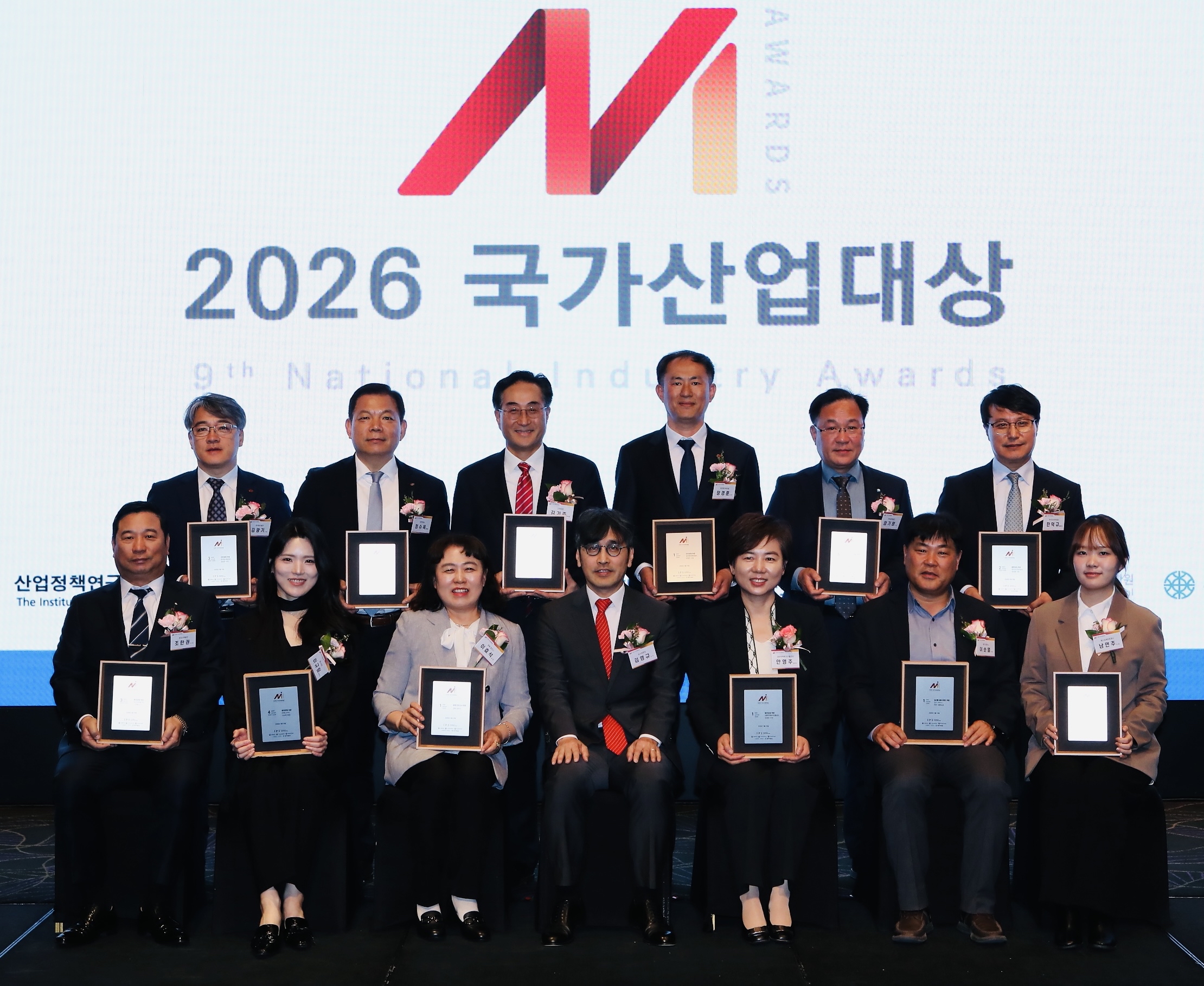 김기준 고려아연 지속가능경영본부장(윗줄 왼쪽 세번째)과 '2026 국가산업대상' 수상자들이 단체 촬영을 하고 있다. (사진=고려아연)