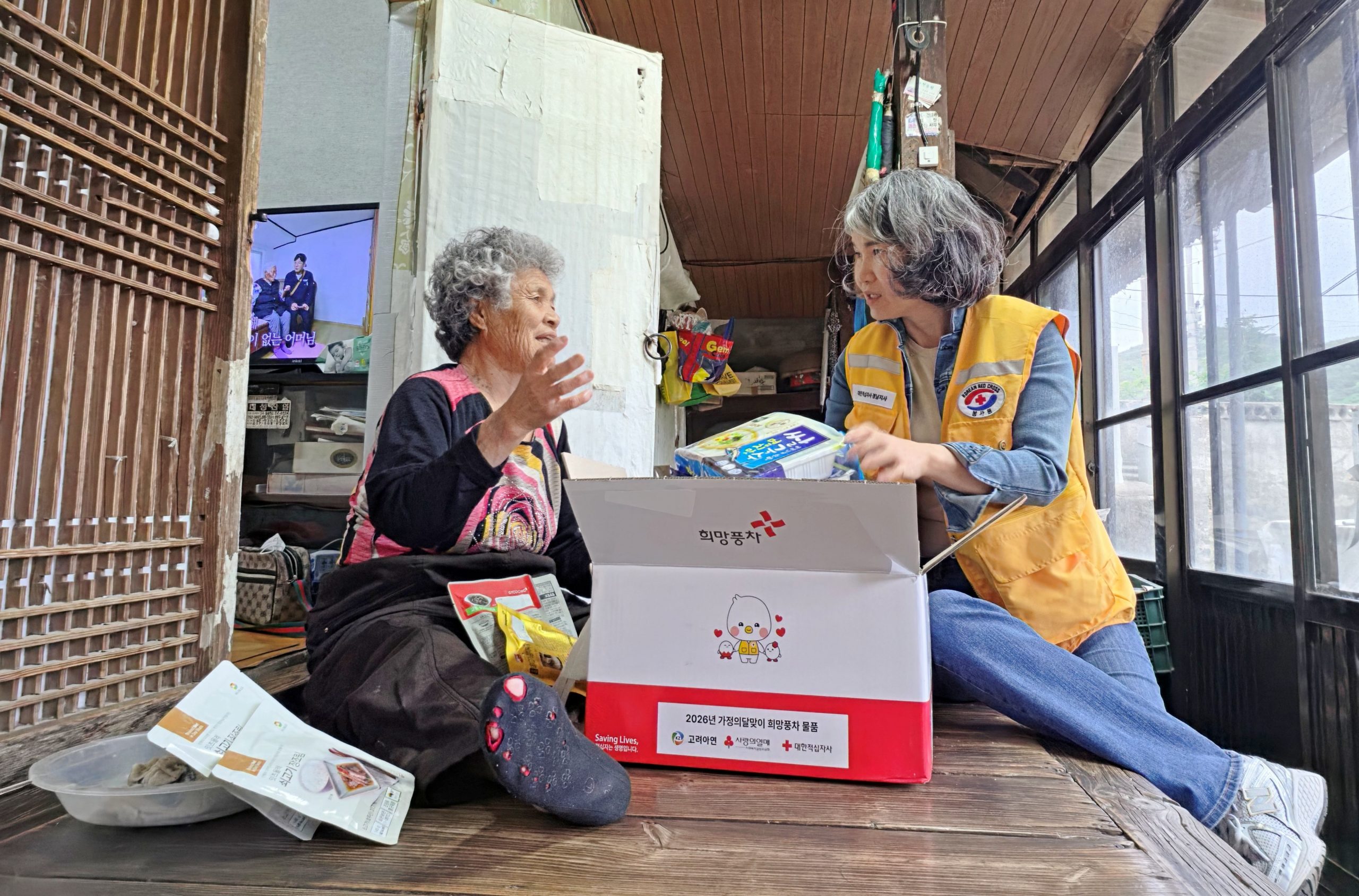 [사진] 적십자봉사원이 고려아연의 후원으로 마련한 ‘희망풍차 지원물품’을 취약계층 이웃에게 전달하는 모습 (사진=고려아연)