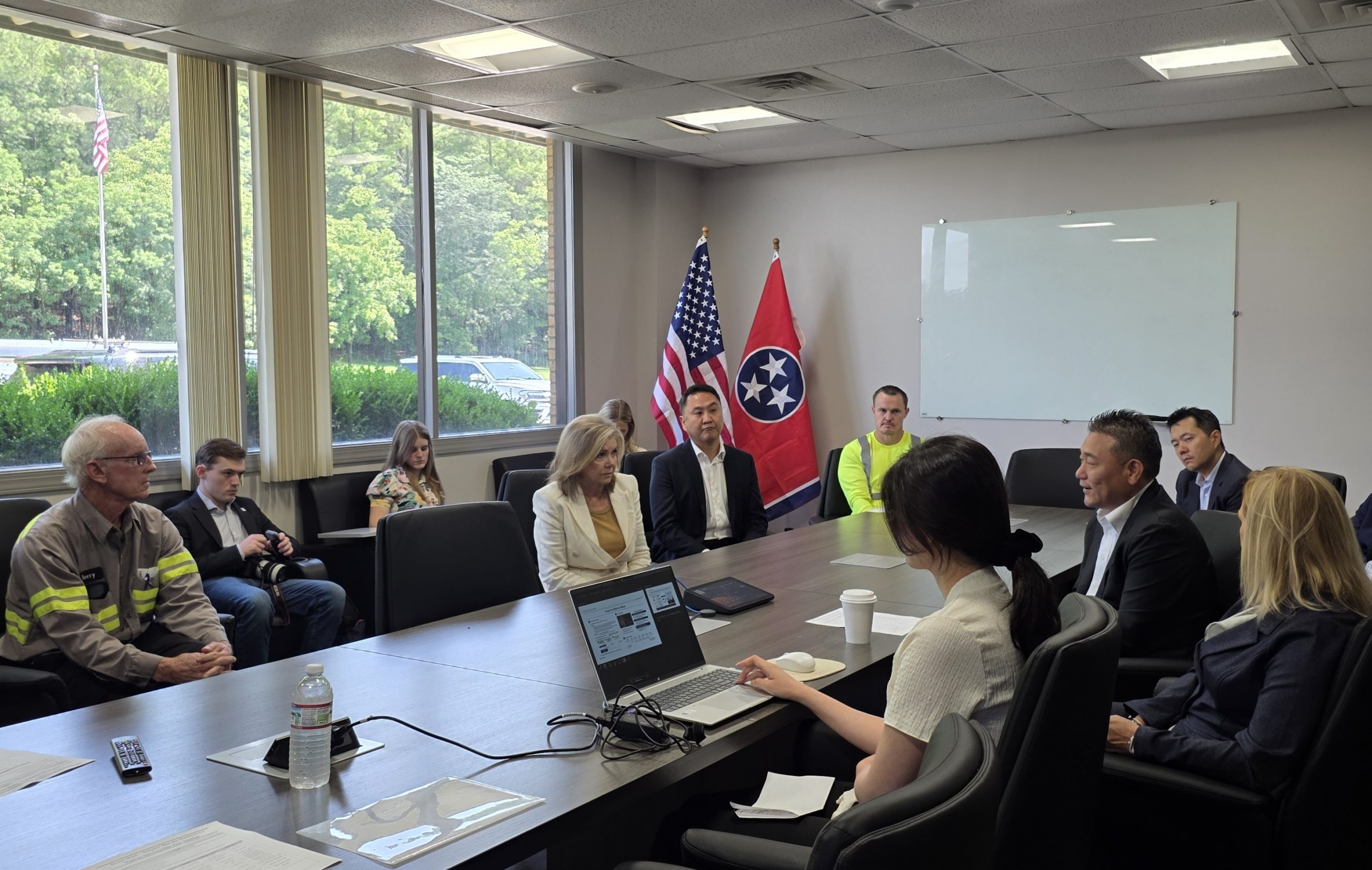 [사진1] 마샤 블랙번(Marsha Blackburn) 미국 연방 상원의원이 프로젝트 크루서블 부지에서 이승호 고려아연 사장 등 관계자들과 간담회를 갖고 있다. (사진=고려아연)