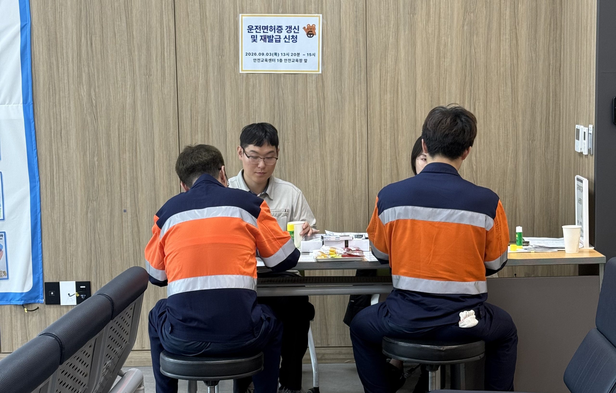 [사진2] 고려아연 온산제련소가 울산운전면허시험장과 함께 올해 두 번째 ‘찾아가는 이동민원 서비스’를 운영했다.(사진=고려아연)