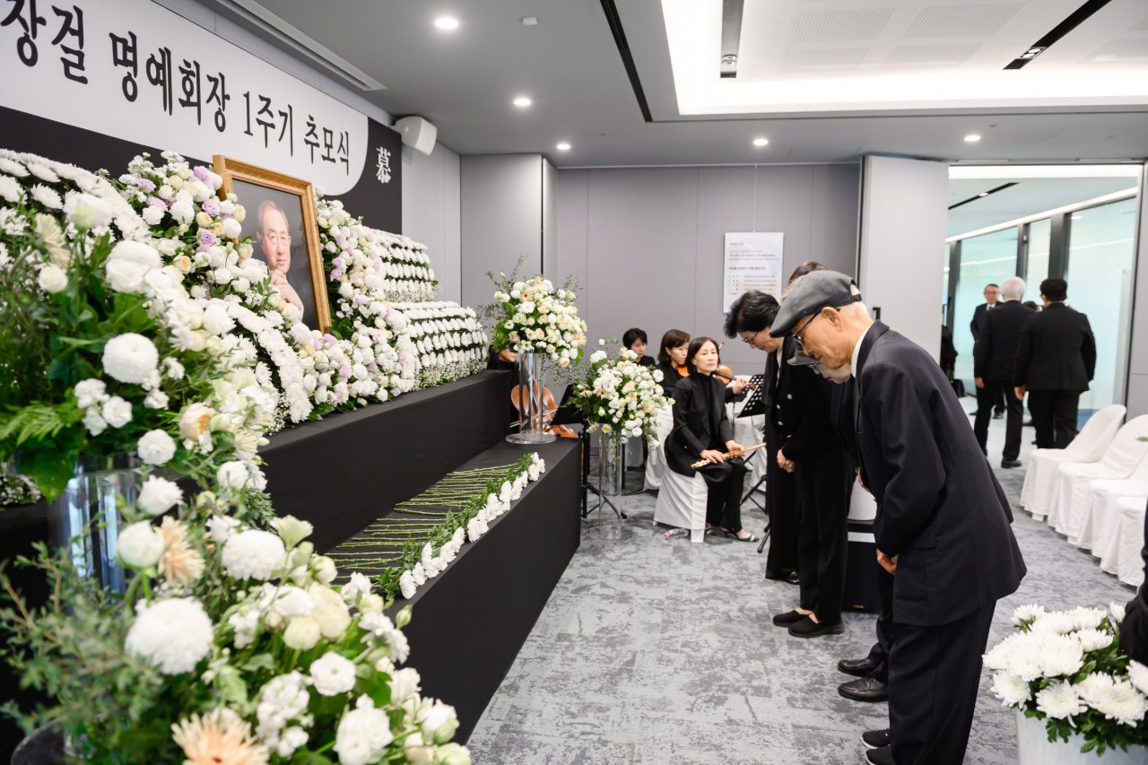 [사진1] 고려아연(회장 최윤범)이 6일 오전 9시 서울 종로구에 위치한 본사에서 '최창걸 명예회장 1주기 추모식'을 엄수했다.