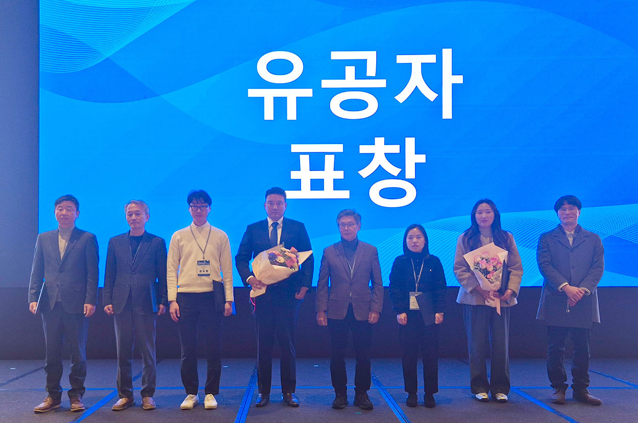 [사진1] 스틸싸이클 최민석 부회장(사진 좌측에서 4번째)이 '2025년 사업장폐기물 관리 담당자 역량강화 워크숍'에서 기후에너지환경부장관상을 수상했다.(사진=고려아연)